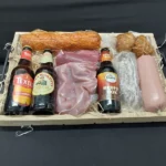 Houten dienblad kerstpakket met bier en worst